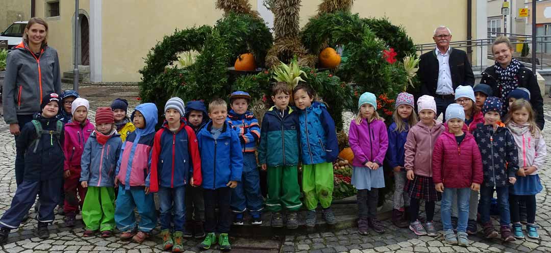 Die Vorschulkindern des Kindergartens Arche Noah freuten sich mit 2. Bürgermeister Reinhold Meny über die prächtige Erntedank-Krone (Foto: Manuela Wahode/Markt Bad Abbach)
