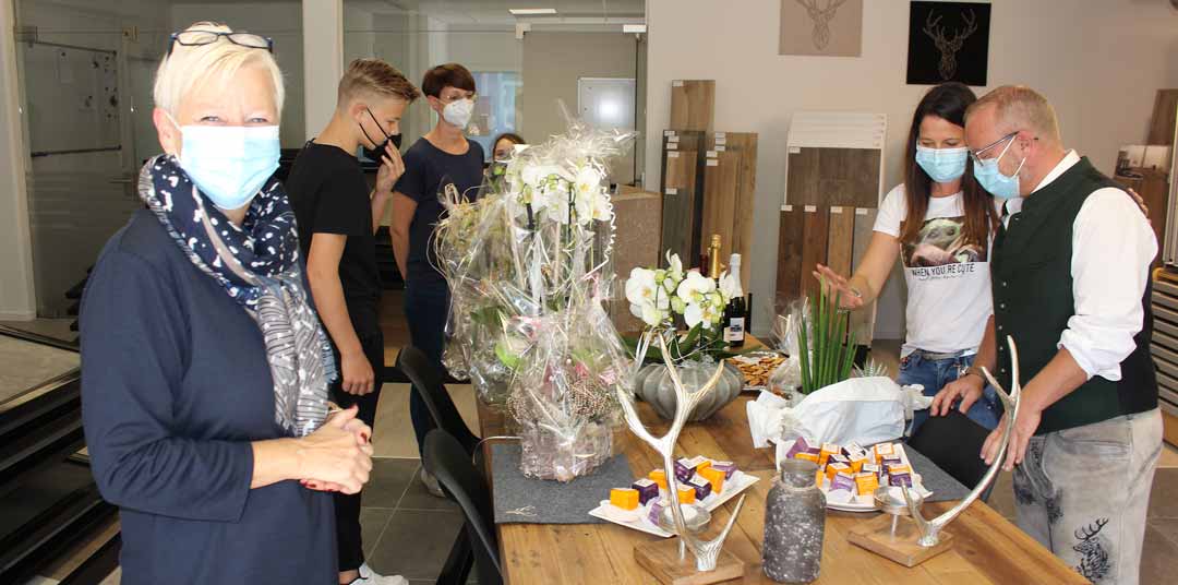 Zur Eröffnung des neuen Firmenstandortes kamen viele Besucher und Geschenke für das Unternehmen (Foto: Ingo Knott/Stadt Abensberg)