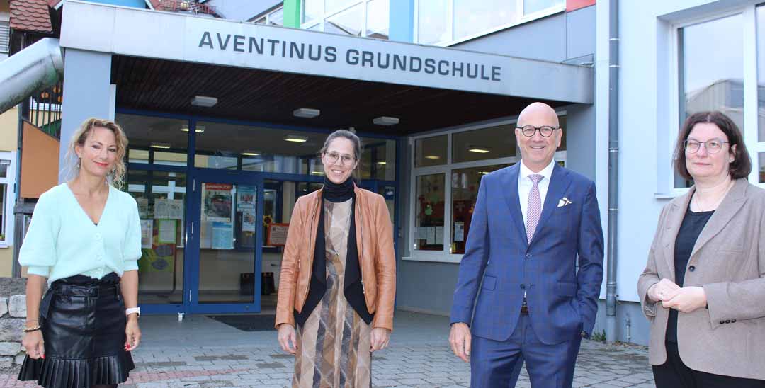 v.l.: Nicola Holzapfel, Simone Forstner-Roith, Dr. Uwe Brandl und Andrea Brandl (Foto: Ingo Knott/Stadt Abensberg)