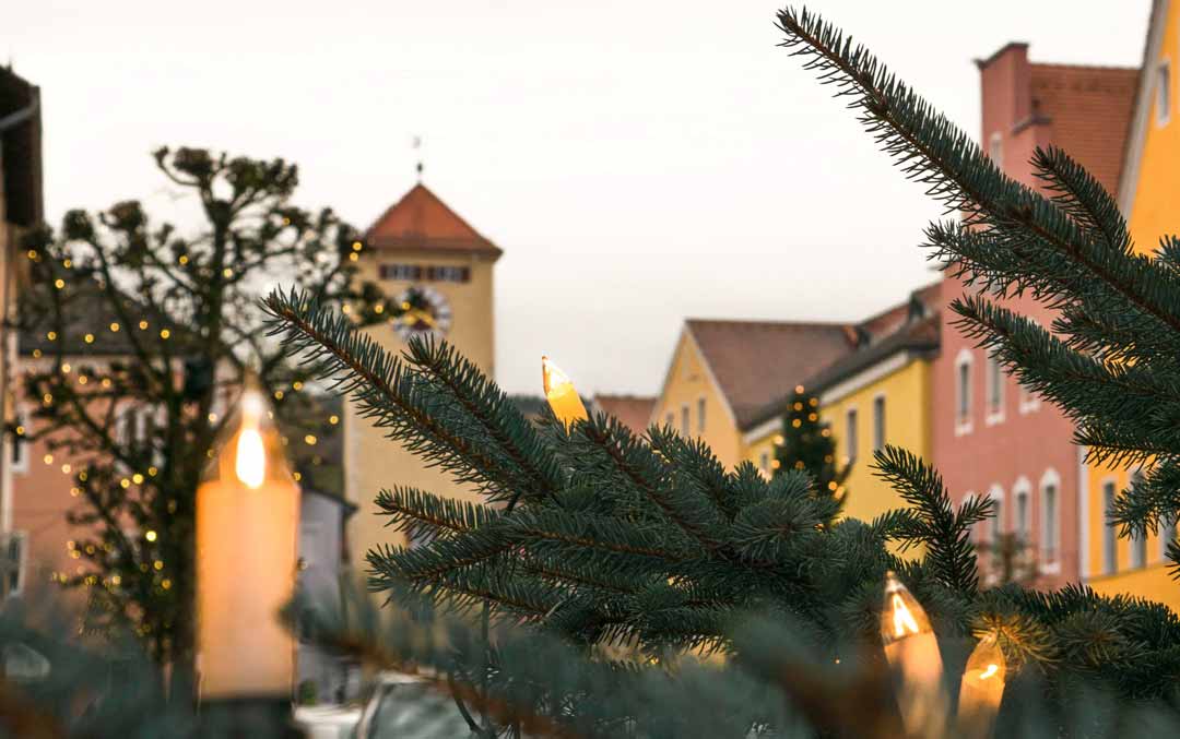 Viele Bäume schmücken die Kelheimer Altstadt in der Weihnachtszeit. (Foto: Plapperer)