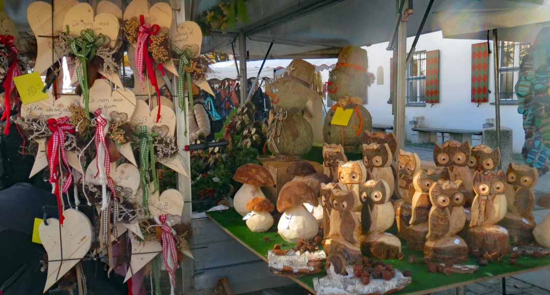 Nicht nur Holzfiguren werden am Spitzlmarkt angeboten (Foto: Ipfelkofer/Stadt Kelheim)