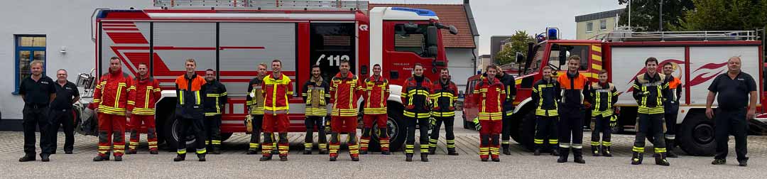 17 Feuerwehrmänner und eine Feuerwehrfrau haben den Lehrgang erfolgreich abgeschlossen. (Foto: Christian Knott/Kreisbrandmeister)