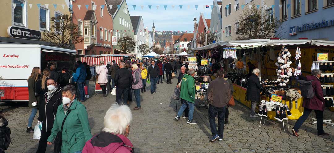 So soll es sein auf einem Markt: viele Besucher und reges Markttreiben (Foto: br-medienagentur)