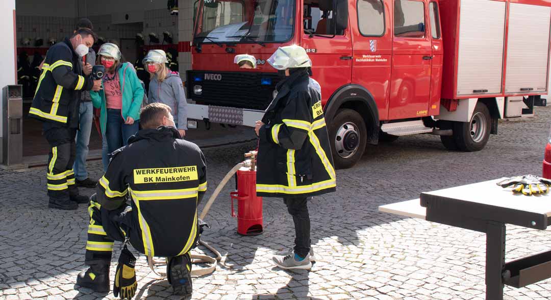 Mit Feuer-Eifer am Werk: Die Mainkofener Feuerwehrler mit den Kindern (Foto: Bezirksklinikum Mainkofen)