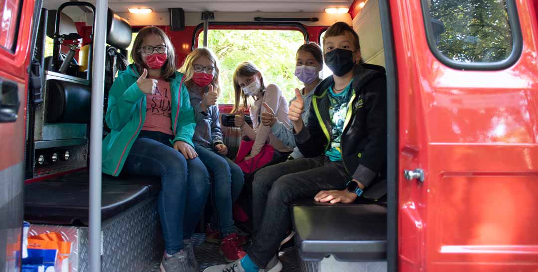Mit dem Feuerwehrauto übers Klinikgelände – die Kids waren begeistert (Foto: Bezirksklinikum Mainkofen)