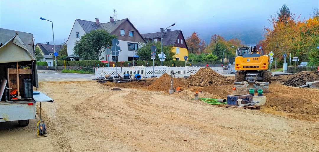 Ab kommender Woche wird der Bereich bis zur Affeckinger Kreuzung asphaltiert, zugleich steht die Kreuzung selbst im Fokus der Arbeiten.  (Foto: Tobias Nagler/Staatliches Bauamt Landshut)