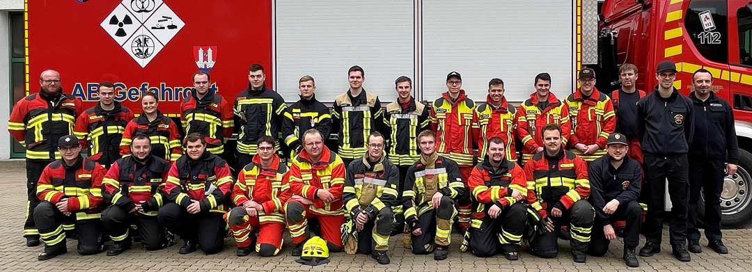 14 Feuerwehrmänner haben den Lehrgang „Träger von Chemikalienschutzanzügen“ erfolgreich abgeschlossen. (Foto: Manuel Weiß,  FFW Kelheim-Stadt)