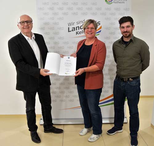 v.l.: Landrat Martin Neumeyer, Heike Huber und Christian Gabler (Stabsstellenleiter Zentrum für Chancengleichheit) (Foto: Sonja Endl/Landratsamt Kelheim)