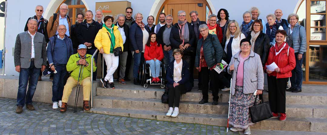 Der Besuch aus Kitzingen vor dem Rathaus (Foto: Ingo Knott/Stadt Abensberg)