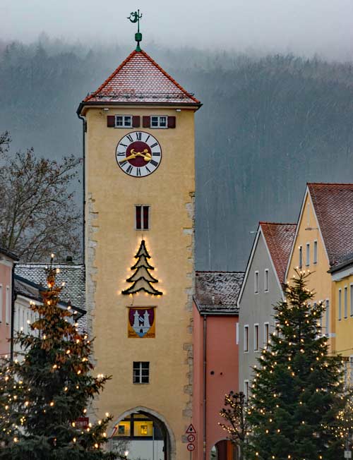Das Donautor in der Vorweihnachtszeit (Foto: Veronika Alkofer)
