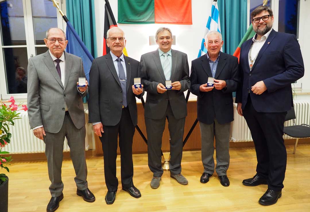 Die mit der Bürgermedaille in Silber der Stadt Kelheim geehrten langjährigen Stadtratsmitglieder mit Ersten Bürgermeister Christian Schweiger (Foto: br-medienagentur)