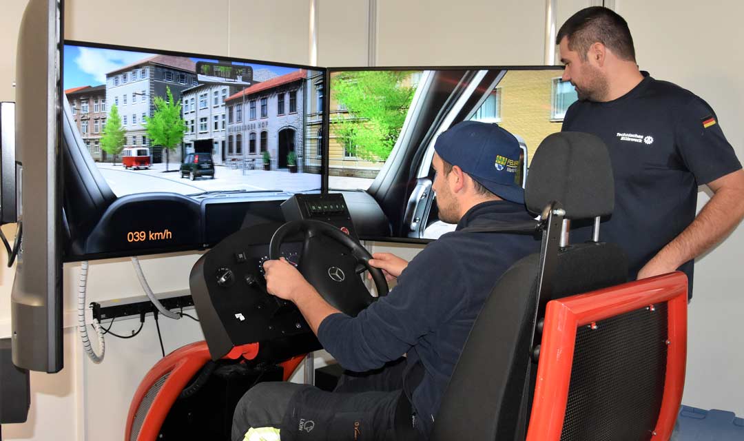 Die Feuerwehren im Landkreis Kelheim trainieren in einem Einsatzfahrten-Simulator (Foto: Lukas Sendtner/Landratsamt Kelheim)