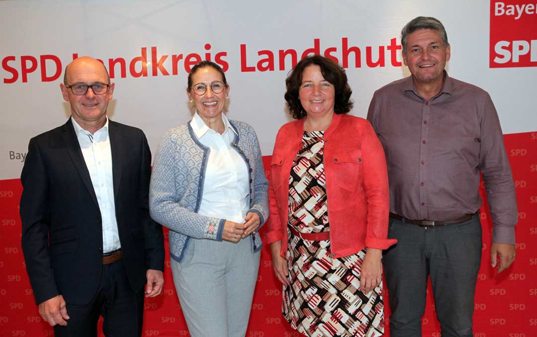 v.l.:  Der Vorstand der Landkreis-SPD-Landkreis Landshut, Sebastian Hutzenthaler, Sibylle Entwistle, Ruth Mueller-MdL sowie Peter Forstner (Foto: Thomas Gärtner)