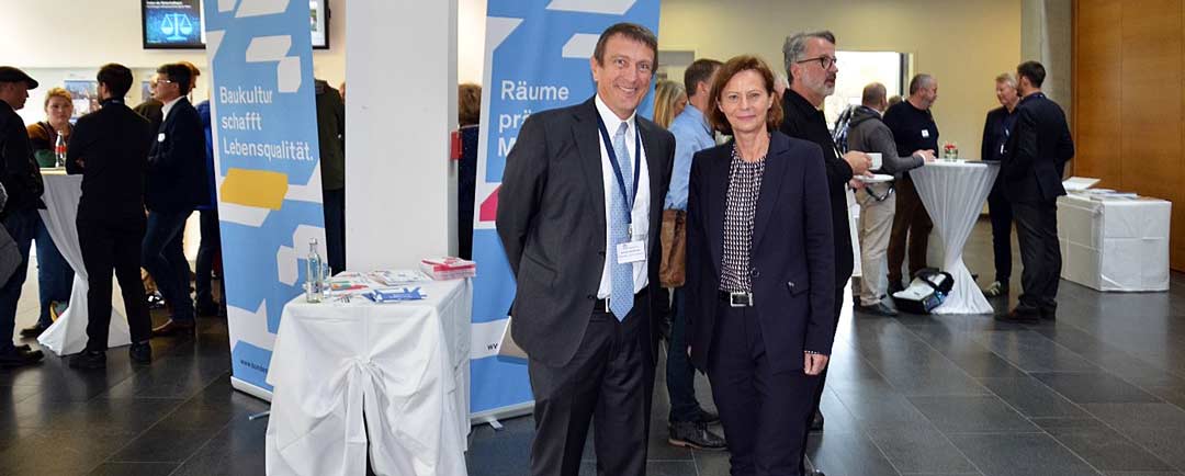 Professor Dr. Sven Bienert zusammen mit UR-Vizepräsidentin Prof. Dr. Susanne Leist bei der TRANSARA Jahrestagung 2022 (Foto: © IRE|BS)