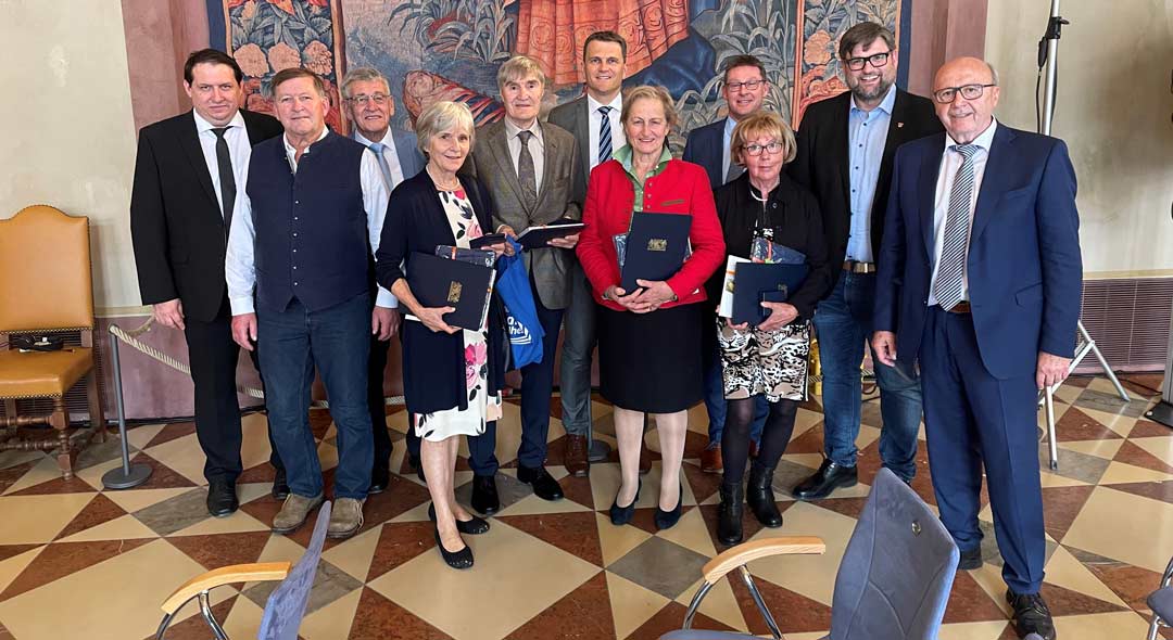 Die Geehrten nach der Verleihung des Ehrenzeichens mit den jeweiligen Bürgermeistern und Landrat Martin Neumeyer (Foto: Sonja Endl/Landratsamt Kelheim)
