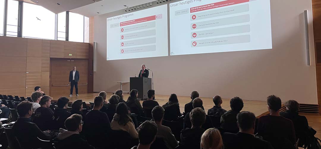 Dekan Prof. Dr. Christian Wolff begrüßt die Erstsemester der beiden Bachelorstudiengänge Informatik und Data Science an der Universität Regensburg. (Foto: © Prof. Dr. Daniel Schnurr)