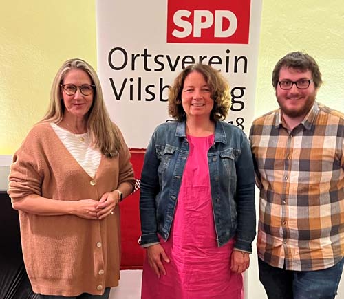 v.r.: SPD Ortsvorsitzender Pascal Padua bedankte sich bei Ruth Müller und Sibylle Entwistle für ihre informativen Referate (Foto: SPD Vilsbiburg)