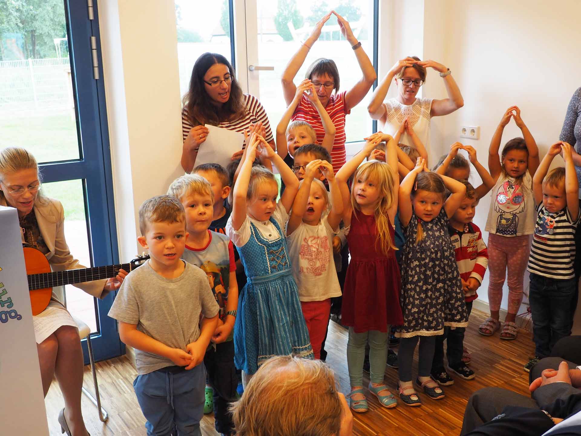 Die Kinder vom Kindergarten Zwergenland sangen ein Lied für die Gäste (Foto: br-medienagentur)