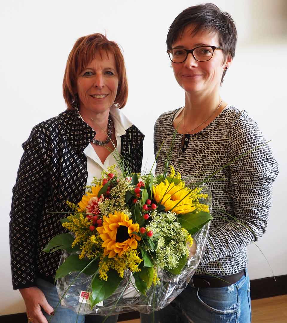 Nach dem Vortrag erhielt Annett Herrmann von der Beauftragten für Chancengleichheit vom Job-Center des Landkreises Kelheim, Karin Weißenberger, als Dank für den aufschlussreichen Vortrag einen Blumenstrauß überreicht (Foto: br-medienagentur)