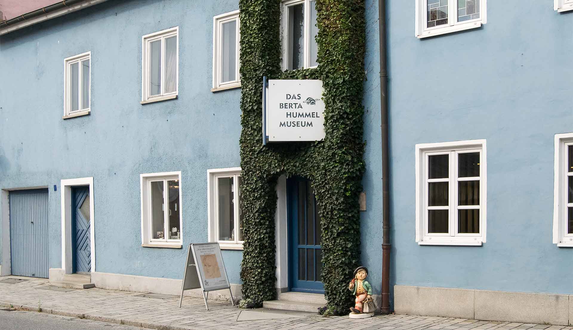 Das Berta-Hummel-Museum soll vom Marktplatz in das Freilichtmuseum Massing umziehen. (Foto: Bezirk Niederbayern, Lang)