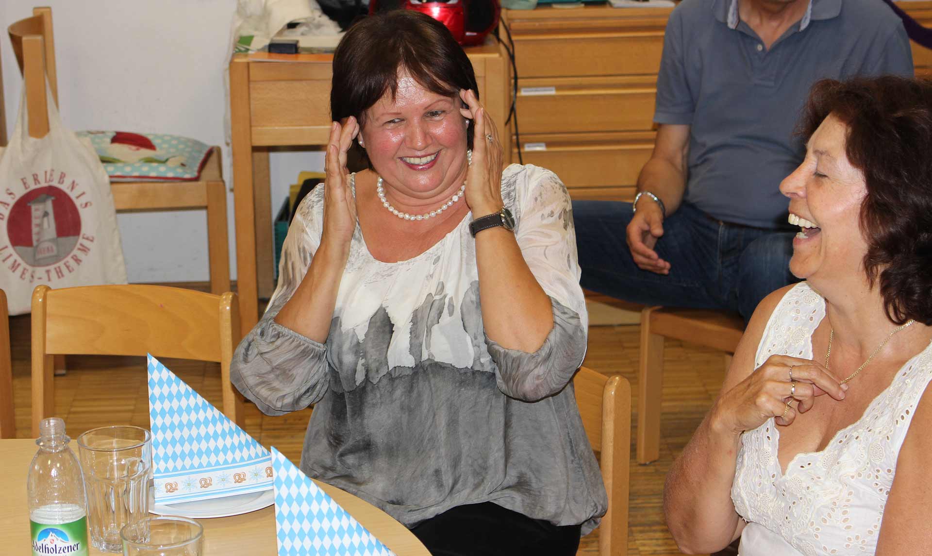 v.l.: Rebola Dietz und RoswithaBauer gingen auf jeden Fall mit einem lachenden Auge in den Ruhestand (Foto: Ingo Knott/Stadt Abensberg)