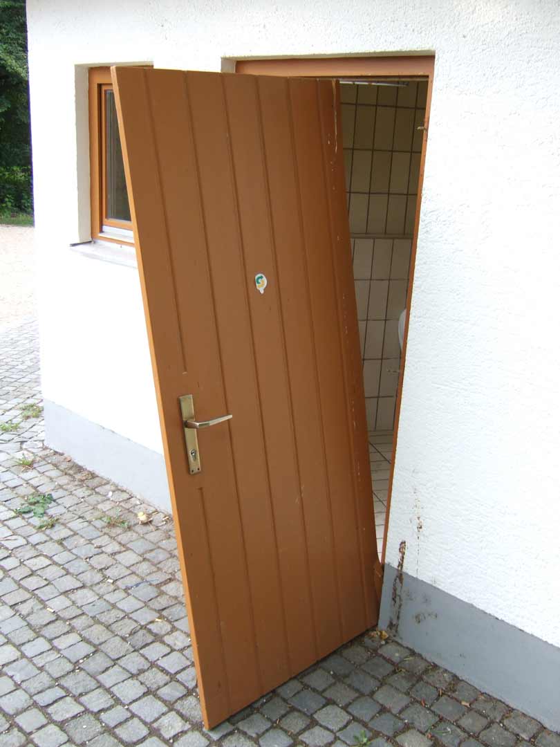 Die beschädigte Tür des Toilettenhäuschens (Foto: Schabmüller)