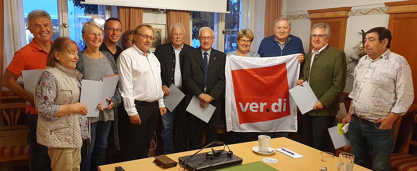 OV Vorsitzender Karlheinz Unfried (5.vl) Peter Hirmer (3.vr) mit den geehrten Mitgliedern (Foto: Ver.di)