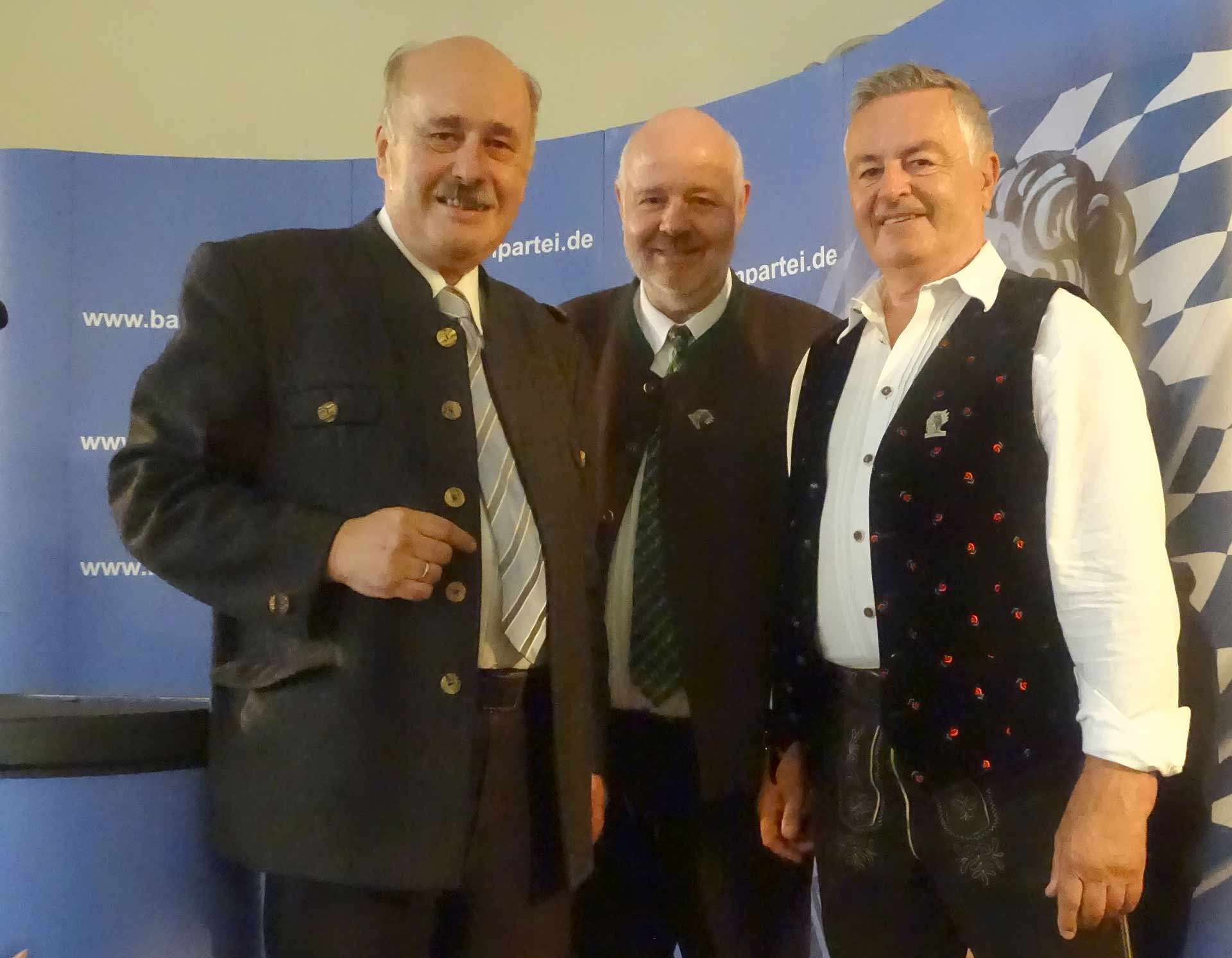 v.l.: Generalsekretär Hubert Dorn, Landesvorsitzender Florian Weber und Kreisrat- und Gemeinderat Fritz Zirngibl (Foto: Andreas Schambeck)