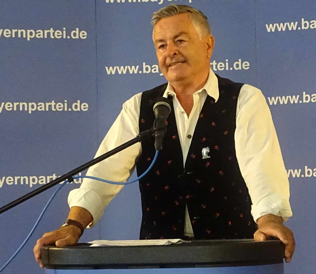 Fritz Zirngibl, Kreisrat und Gemeinderat der Bayernpartei bei seiner Rede (Foto: Andreas Schambeck)