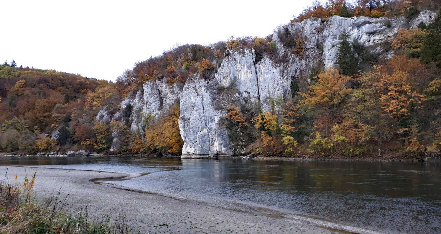Die grün schillernde Donau mit den hellen Kalkfelsen und das sich langsam färbende Laub – diesen Dreiklang „Wasser, Wald und Felsen“ kann man in der Weltenburger Enge bestaunen (Foto: Franziska Jäger/VöF)
