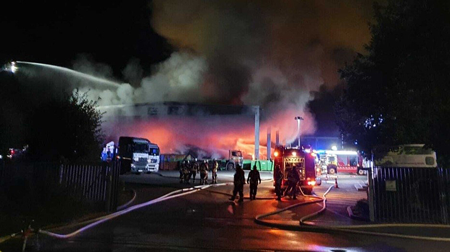Bei dem Lagerhallenbrand entstand ein Schaden von mehreren hunterttausend Euro (Foto: Andreas Schambeck)