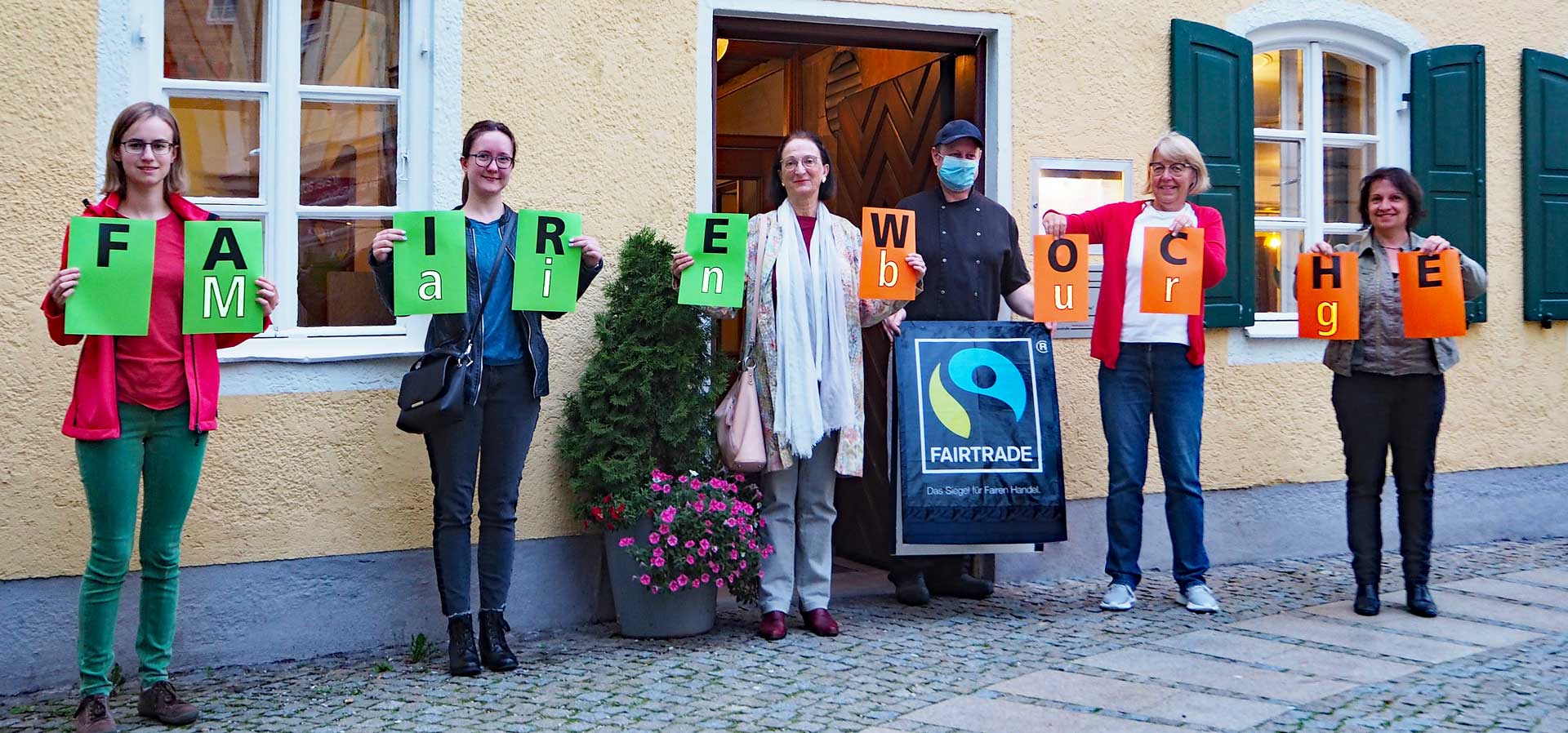 Mitglieder der Fairtrade Steuerungsgruppe Mainburg mit Sprecherin Elisabeth Krojer (1.v.r.) und Karl Köglmeier (3.v.r.) vom Seidlbräu (Foto: FAIRTRADE Steuerungsgruppe)