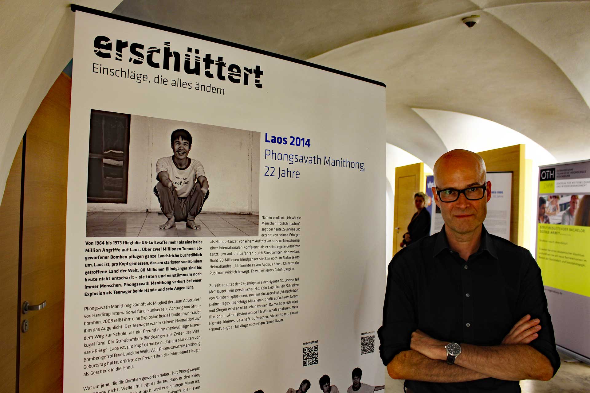 Der Fotograf Till Meyer mit einem seiner Fotowerke (Foto: Ingo Knott/Stadt Abensberg)