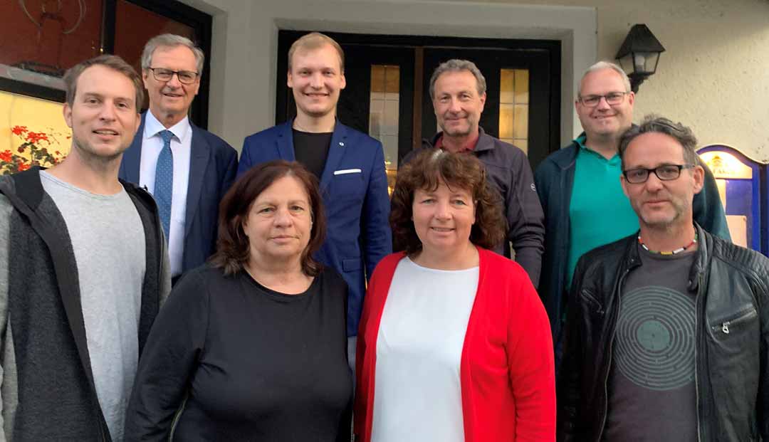 Bundestags-Direktkandidat Vincent Hogenkamp (2. von links hinten) und die Landtagsabgeordnete Ruth Müller (2. von rechts vorne) gratulieren der neu gewählten Vorstandschaft der SPD Geisenhausen. (Foto: SPD Geisenhausen)