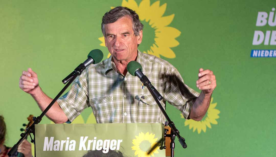 Richard Zieglmeier, Ortvorsitzender der Grünen Abensberg bei seiner Begrüßungsrede (Foto: Hedwig Medien)