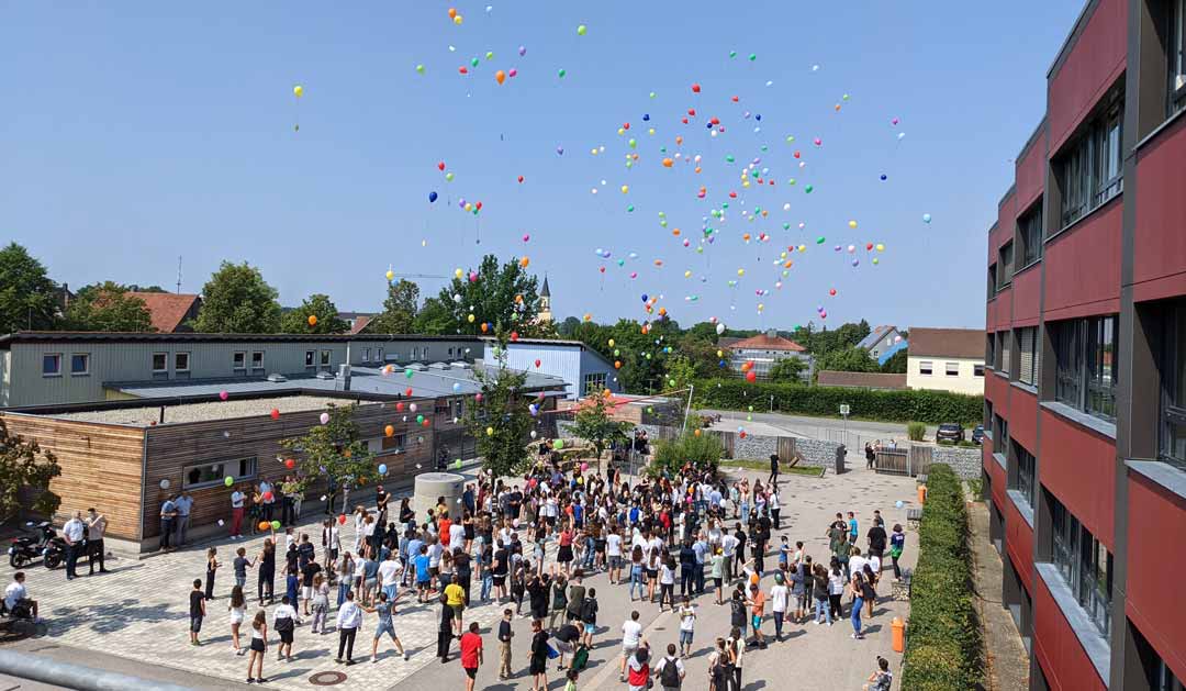 Nicht 99, sondern 200 Luftballons mit Glückwünschen stiegen in den Himmel  (Foto: Reichinger)