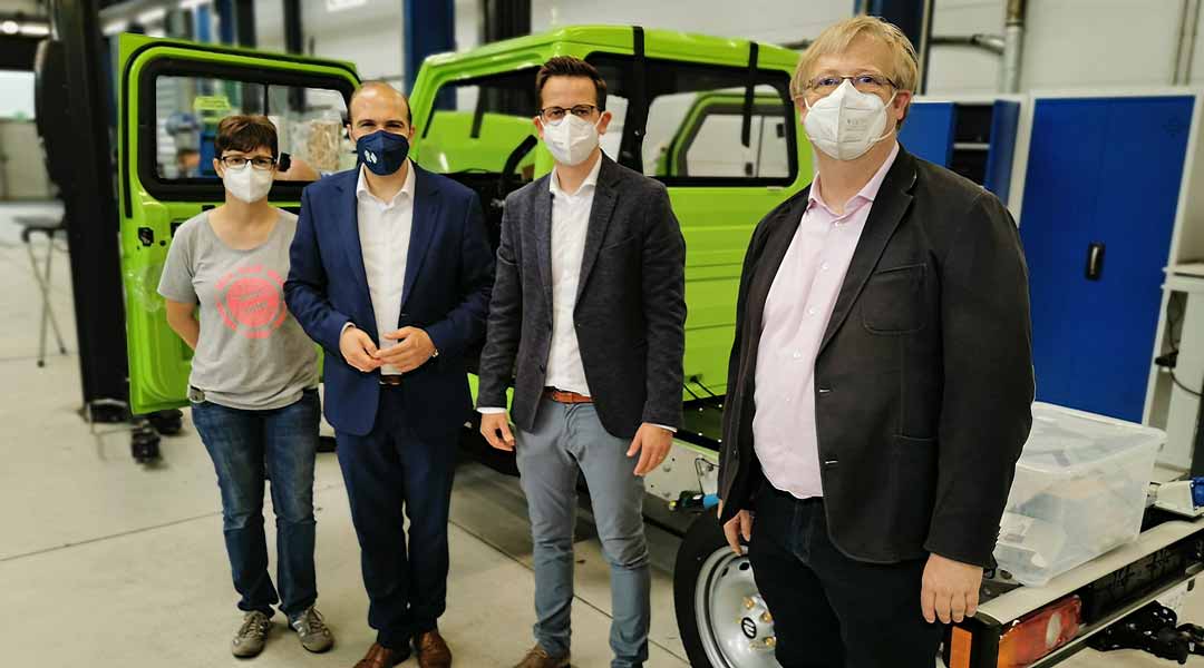 Bundestagsabgeordneter Florian Oßner (CSU) sah sich zusammen mit Vertretern der CSU Bayerbach bei EVUM Motors in Bayerbach an, wie in Niederbayern ein E-Nutzfahrzeug in Serienproduktion geht. (Foto: CSU)
