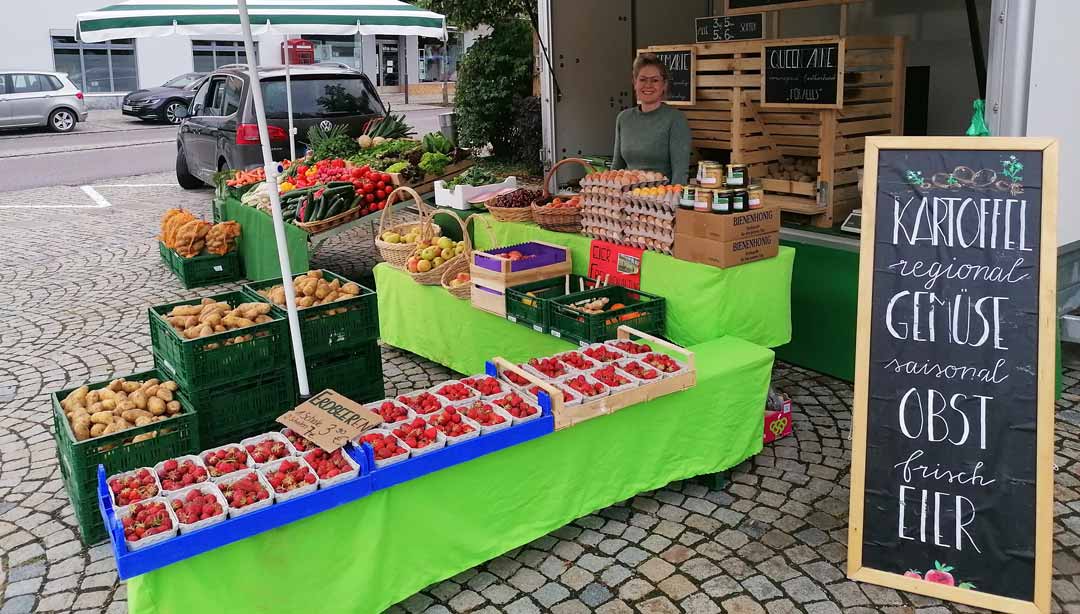 Der beliebte "Grüne Markt" in Mainburg hat nun längere Öffnungszeiten und soll mit einem Unterhaltungsprogramm noch attraktiver werden (Foto: Stadt Mainburg)