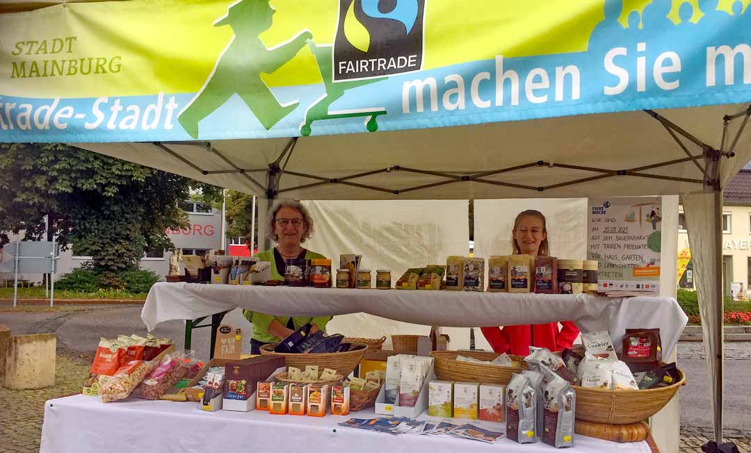 Fairtrade Stand auf Grünen Markt Mainburg mit Erika Riedmeier-Fischer (links) und Karolina Huber (Mitglieder der Fairtrade Steuerungsgruppe Mainburg) (Foto: Gerd Kern)