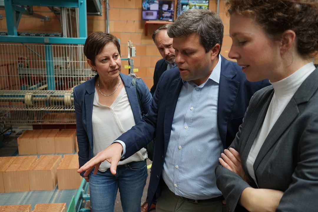 LB-Geschäftsführer Thomas Bader (Mi.) erklärt den Besuchern die Ziegelproduktion in Puttenhausen (Foto: Leipfinger-Bader)