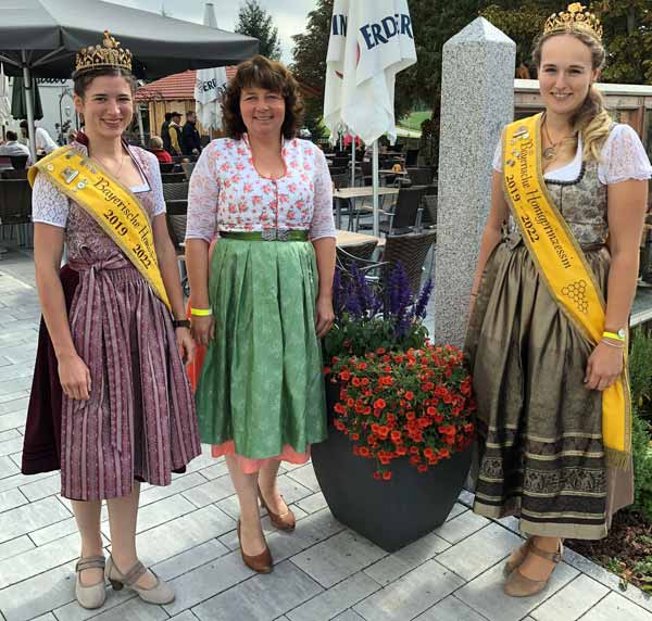 SPD-Landtagsabgeordnete Ruth Müller mit den Honigprinzessinnen des Verbands der Bayerischen Bienenzüchter e.V. (Foto: Daniela Echtler)