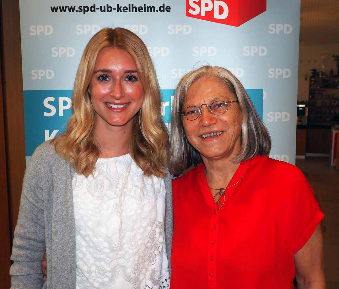 v.l.: Luisa Haag - die neue Vorstandsvorsitzende mit Johanna Werner-Muggendorfer, welche 30 Jahre die Geschicke der Landkreis-SPD leitete (Foto: br-medienagentur)