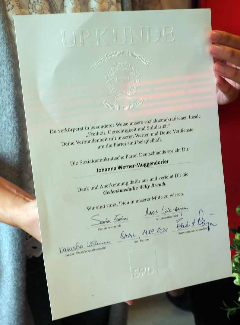 Die Urkunde zur Willy-Brandt-Gedenkmedaille (Foto: br-medienagentur)