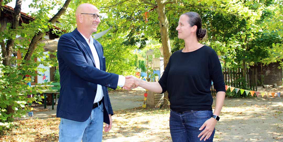 Die neue Kindergarteinleiterin des KIndergarten "Regenbogenland" wird von 1. Bürgermeister Dr. Uwe Brandl zum Dienstantritt begrüßt (Foto: Ingo Knott/Stadt Abensberg)