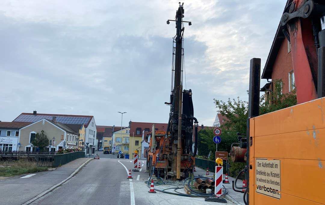 Aufgrund der Bodenbeschaffenheit dauern die Bohrungen im Bereich der Abensbrücke (St 2144) an. (Foto: Tobias Nagler/Staatliches Bauamt Landshut)