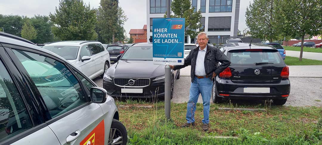 Der Vorsitzende des ACE-Kreises Donau Wald in Plattling – dort sind die ACE-Plakate auf dem P&R-Parkplatz Nord zu finden (Foto: Hildebrand/ACE)