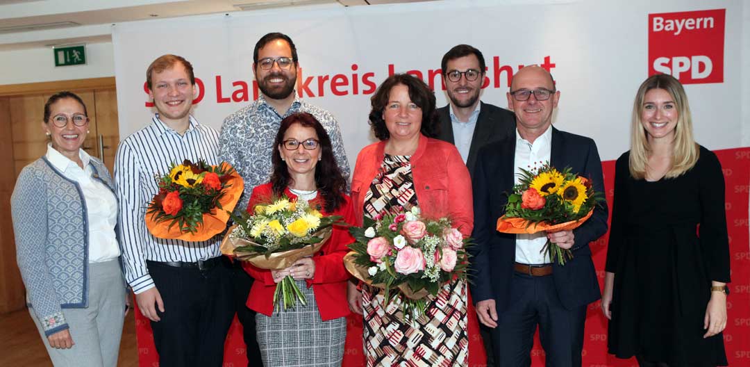 Die Kandidaten der SPD im Stimmkreis Landshut zur Landtags- und Bezirkstagswahl 2023 sowie Ehrengäste der Stimmkreisversammlung (Foto: Thomas Gärtner)
