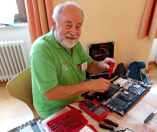 Reinhard Linnert repariert ein Computerboard (Foto: von Klaus Pohl)