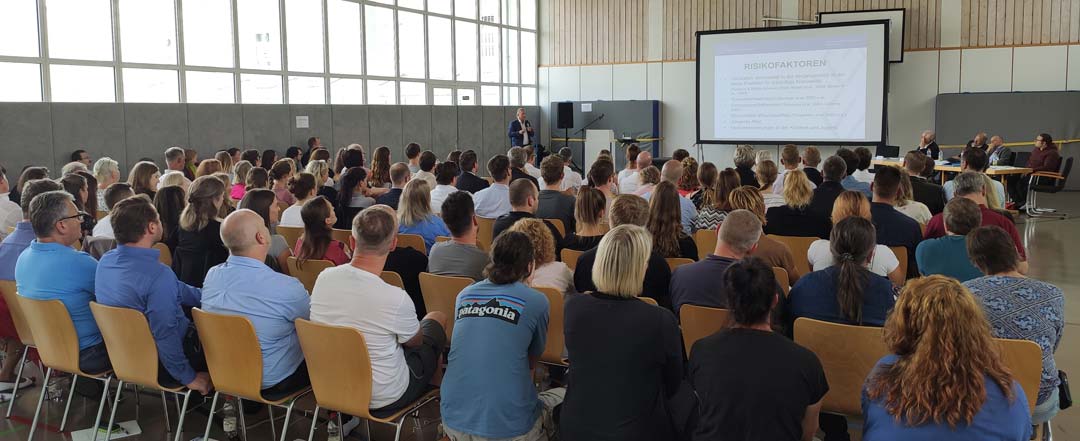 Kaum noch freie Plätze: Rund 120 Besucher fanden sich in der Sporthalle des Bezirkskrankenhauses Straubing ein.  (Foto: Huber, Bezirk Niederbayern)