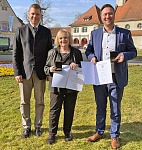 Bezirkstagspräsident Dr. Olaf Heinrich (links) mit Margret Tuchen (Mitte) und Josef Heisl, MdL (rechts)  (Foto: Huber/Bezirk Niederbayern)